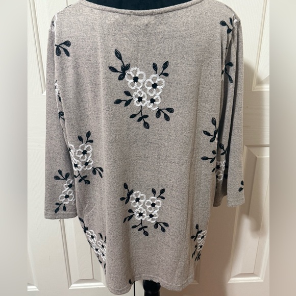 Floral Embroidered Beige Women's Top Size 2X - Picture 2 of 4